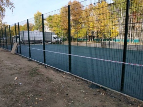 Забор на спортивную площадку 40 метров фото в Высоковске