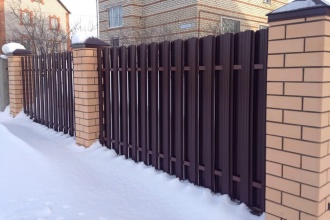 Забор из евроштакетника в шахматном порядке 30 метров фото в Высоковске