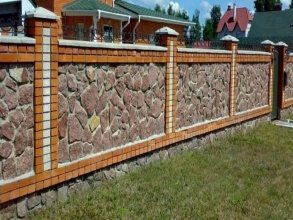 Кирпичный забор с камнем 12 метров фото в Высоковске