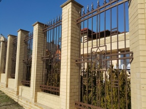 Кирпичный забор с ковкой  10 метров фото в Высоковске